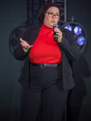 Julia Hahn mit Mikrofon